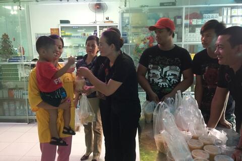 Cơm cháo thiện nguyện ấm lòng người bệnh